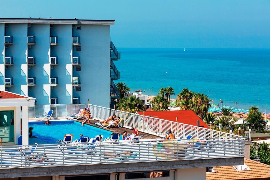 Medi Garden Hotel&Residence ألبا أدرياتيكا المظهر الخارجي الصورة