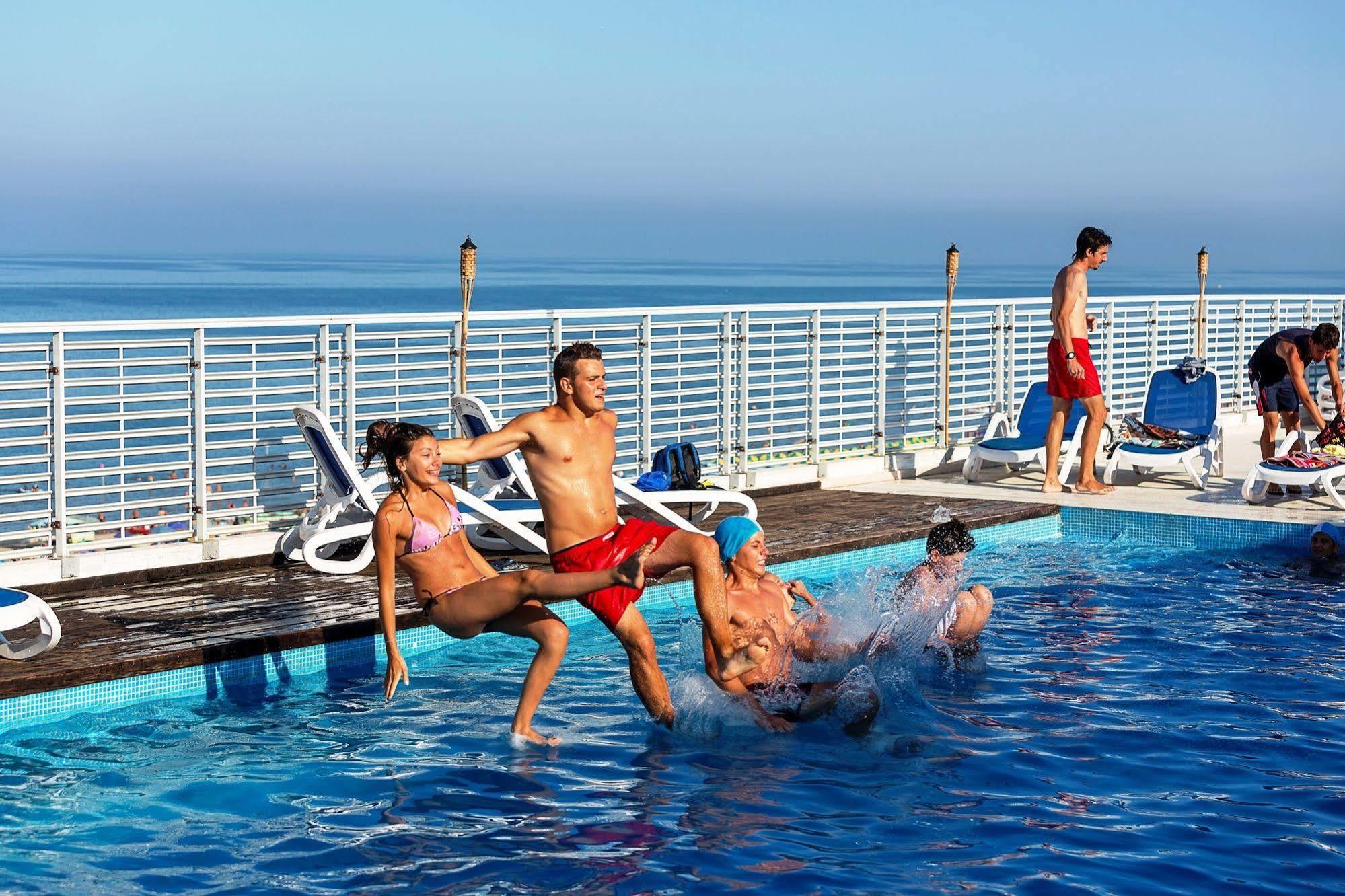 Medi Garden Hotel&Residence ألبا أدرياتيكا المظهر الخارجي الصورة